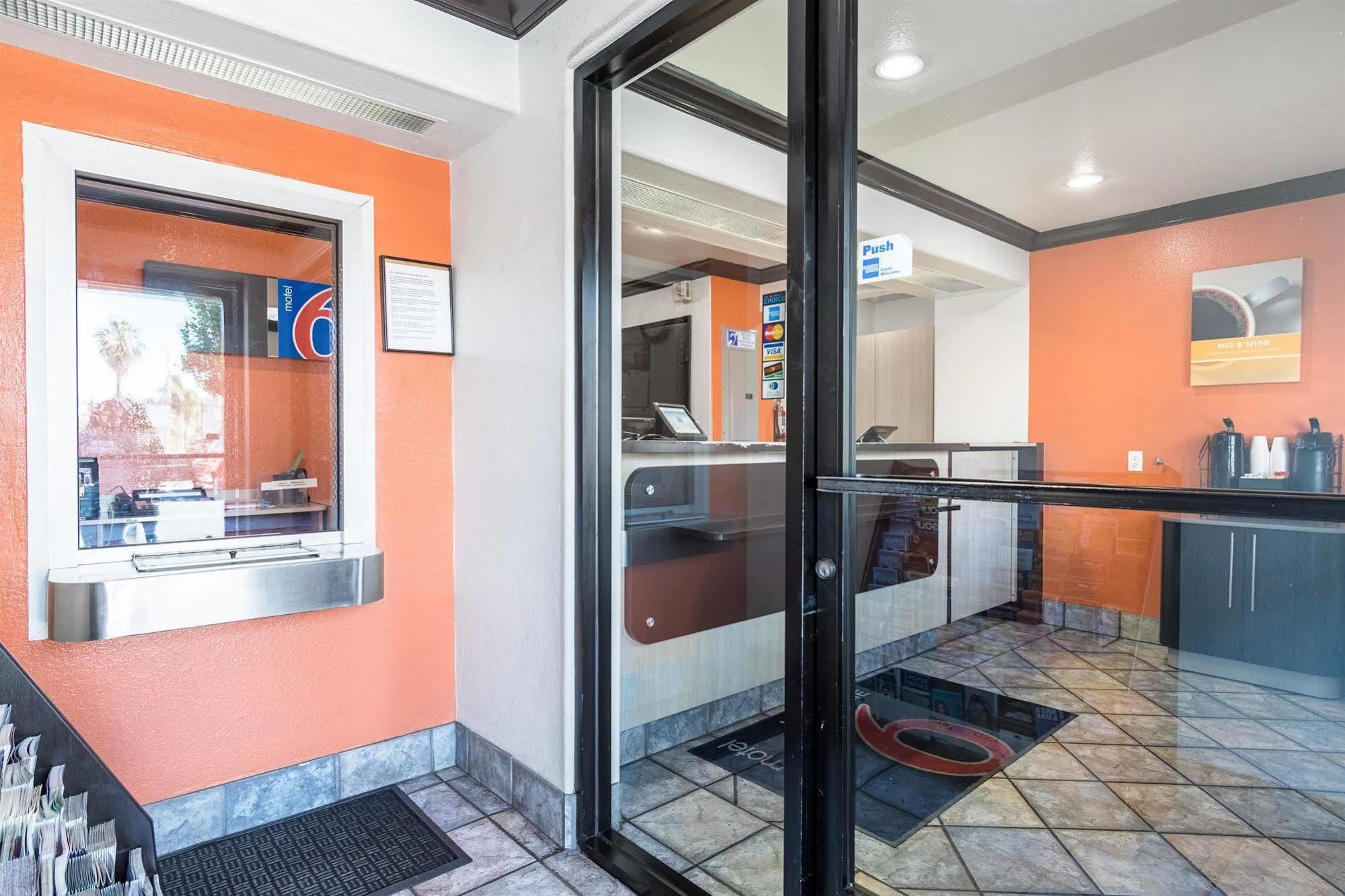 Hotel 6 Riverside, Ca - Ucr East 2*